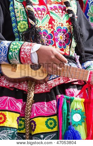 Peruanische TänzerInnen auf der Parade In Cusco.
