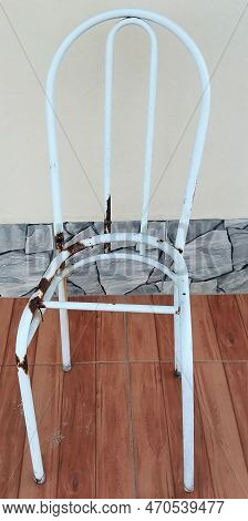 The Old Chair Os Retired In A Constructing Garage