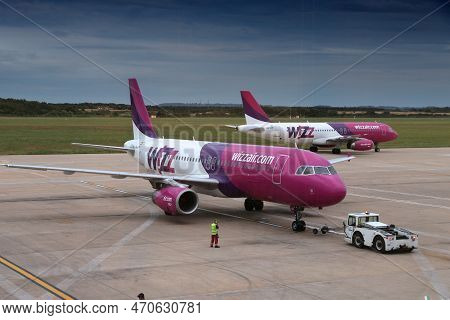 Doncaster, Uk - July 12, 2016: Wizzair Airbus A320 At Doncaster Sheffield Robin Hood Airport In The 