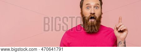 Amazed Bearded Man In Bright Magenta T-shirt Showing Idea Sign Isolated On Pink, Banner.