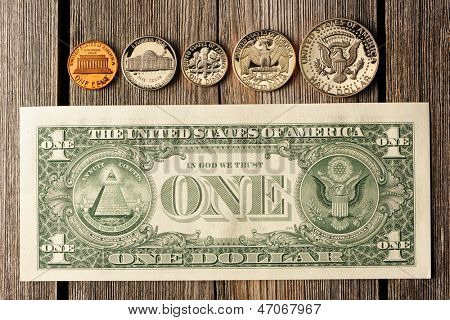 Nové uncirculated USA peníze přes dřevěné pozadí