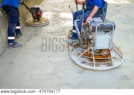 Two Types Of Self-leveling Power Trowel Machine With Gas Engine Have Wheels With Pads, Plate And He 