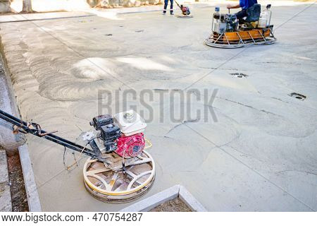 Two Types Of Self-leveling Power Trowel Machine With Gas Engine Have Wheels With Pads, Plate And He 