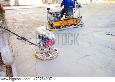 Two Types Of Self-leveling Power Trowel Machine With Gas Engine Have Wheels With Pads, Plate And He 