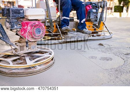 Two Types Of Self-leveling Power Trowel Machine With Gas Engine Have Wheels With Pads, Plate And He 