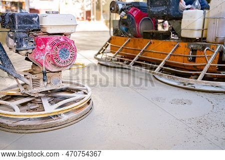 Two Types Of Self-leveling Power Trowel Machine With Gas Engine Have Wheels With Pads, Plate And He 