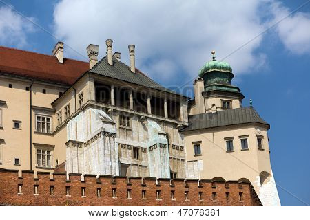 královského Wawel v Krakově v Polsku na pozadí modré oblohy