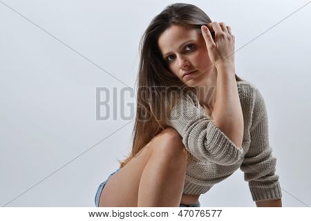 красивая девушка в студии