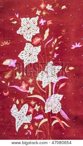 Blumen Muster Batik auf rotem Hintergrund