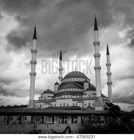 Ankara, Turcja - Meczet Kocatepe w dramatyczne niebo - czarno-białe stonowanych