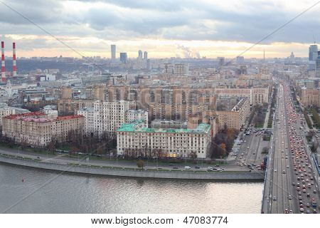 Kutuzovsky prospect, Moscova e Novoarbatsky ponte in serata a Mosca, in Russia.