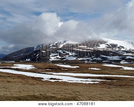 ภูเขา cairngorms สกอตแลนด์ในฤดูใบไม้ผลิ