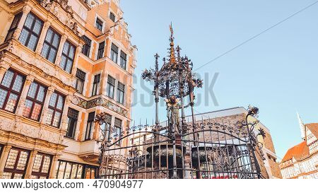 Holzmarkt Square With Fountain And Leibnizhaus Building - Hanover, Lower Saxony, Germany.