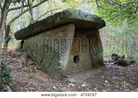 Dolmen i fältet hösten