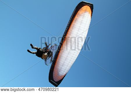 Istanbul,turkey 26 May 2013: Paratroopers Soaring From The Sky At Events Held Before The Redbull Flu