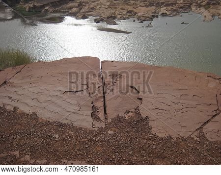 Cracked Rock- Geology - Hite Overlook - Glen Canyon