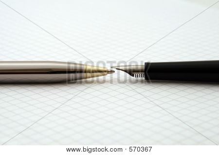 Caneta-tinteiro e esferográfica sobre papel de matemática