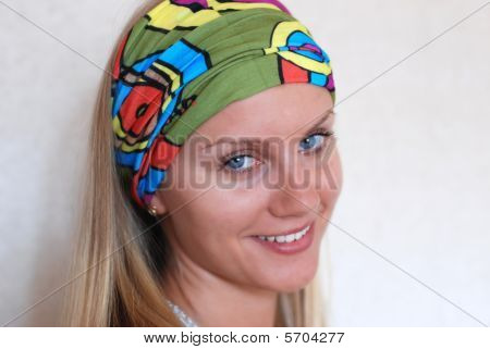 บลอนด์ในผ้าพันคอสีสันสดใสสวยงาม