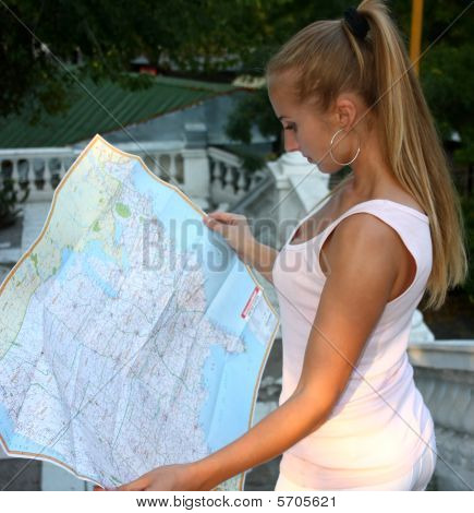 Giovane donna cerca nella mappa