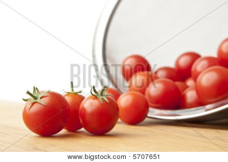 Verse tomaten In vergiet op snijplank