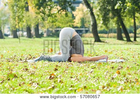 Yoga-Karnapidasana/Knee To Ear Pose