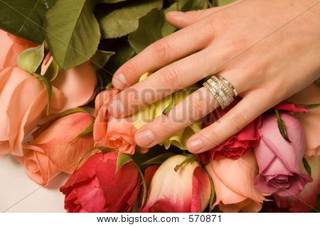 Mano de la novia con rosas