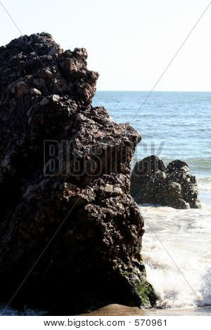 Enormi rocce nell'Oceano Pacifico