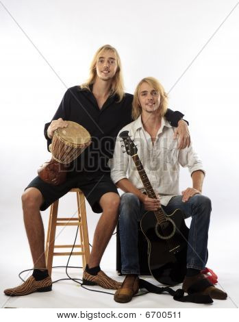 fratelli gemelli con la loro chitarra e tamburo