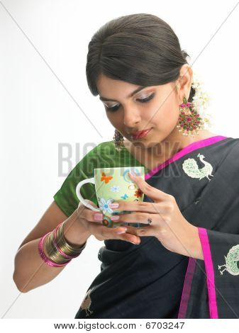 Teenager-Mädchen mit Kaffeetasse