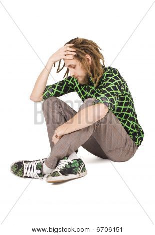 unge dreadlock mand sidde isoleret