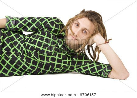 unge dreadlock mand ligger isoleret