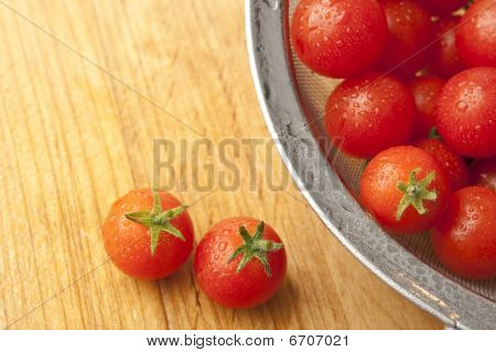 Vergiet met verse gewassen tomaten