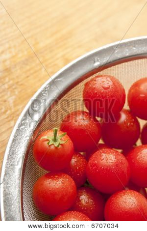 Vergiet met verse gewassen tomaten