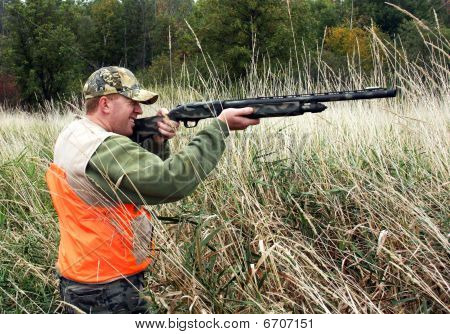 Hunter In maglia arancione di sicurezza