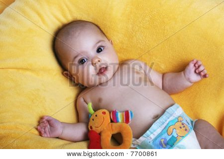 Bebé en un planket amarillo