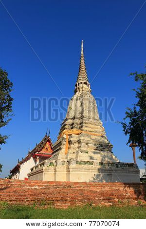 stupa and temple at Wat prod sat
