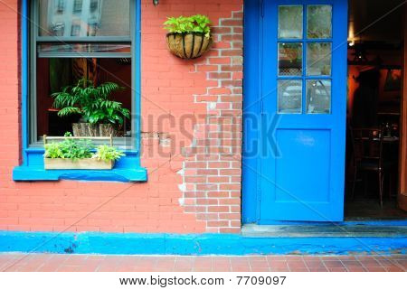 Pestrobarevné fasádě restaurace