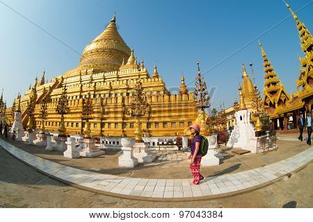 Touris visit Shwezigon Pagoda in Bagan