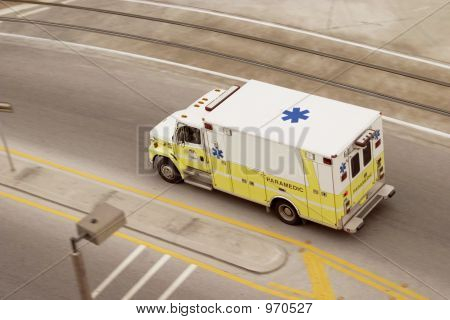 รถพยาบาล Paramedic จด้วยที่แข่งบนถนน