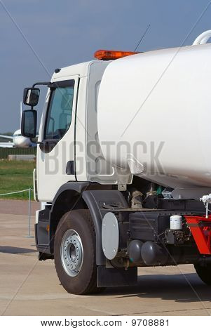 carro del tanque blanco