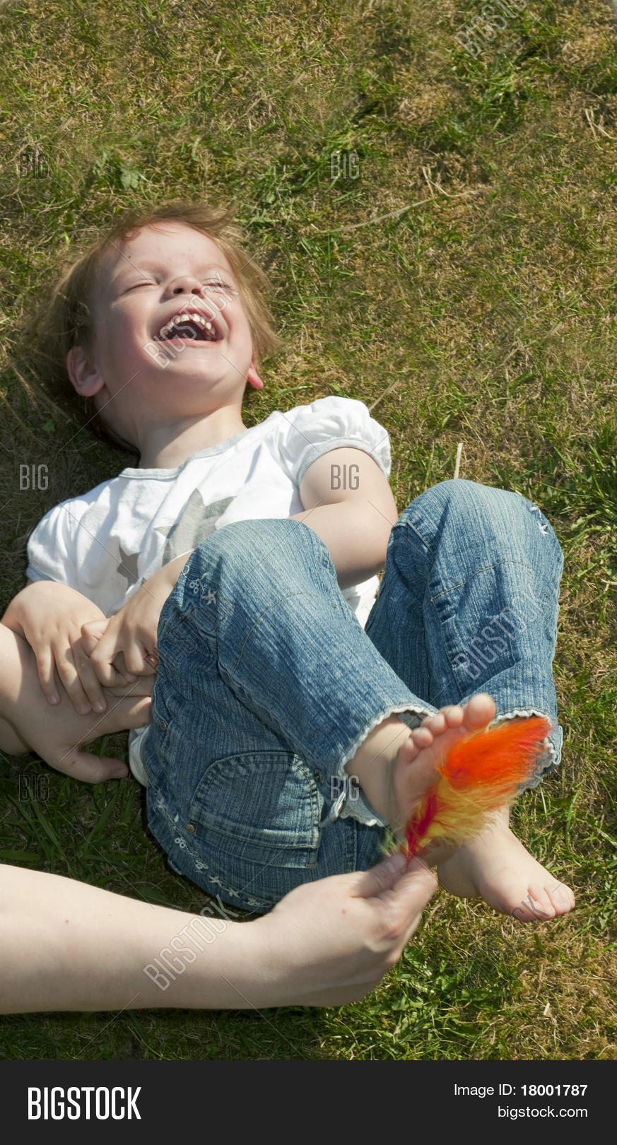 Щекотать щеткой. Щекотать пятки. Щекотать щеткой. Щекотать перышком. Лесли тиклинг.