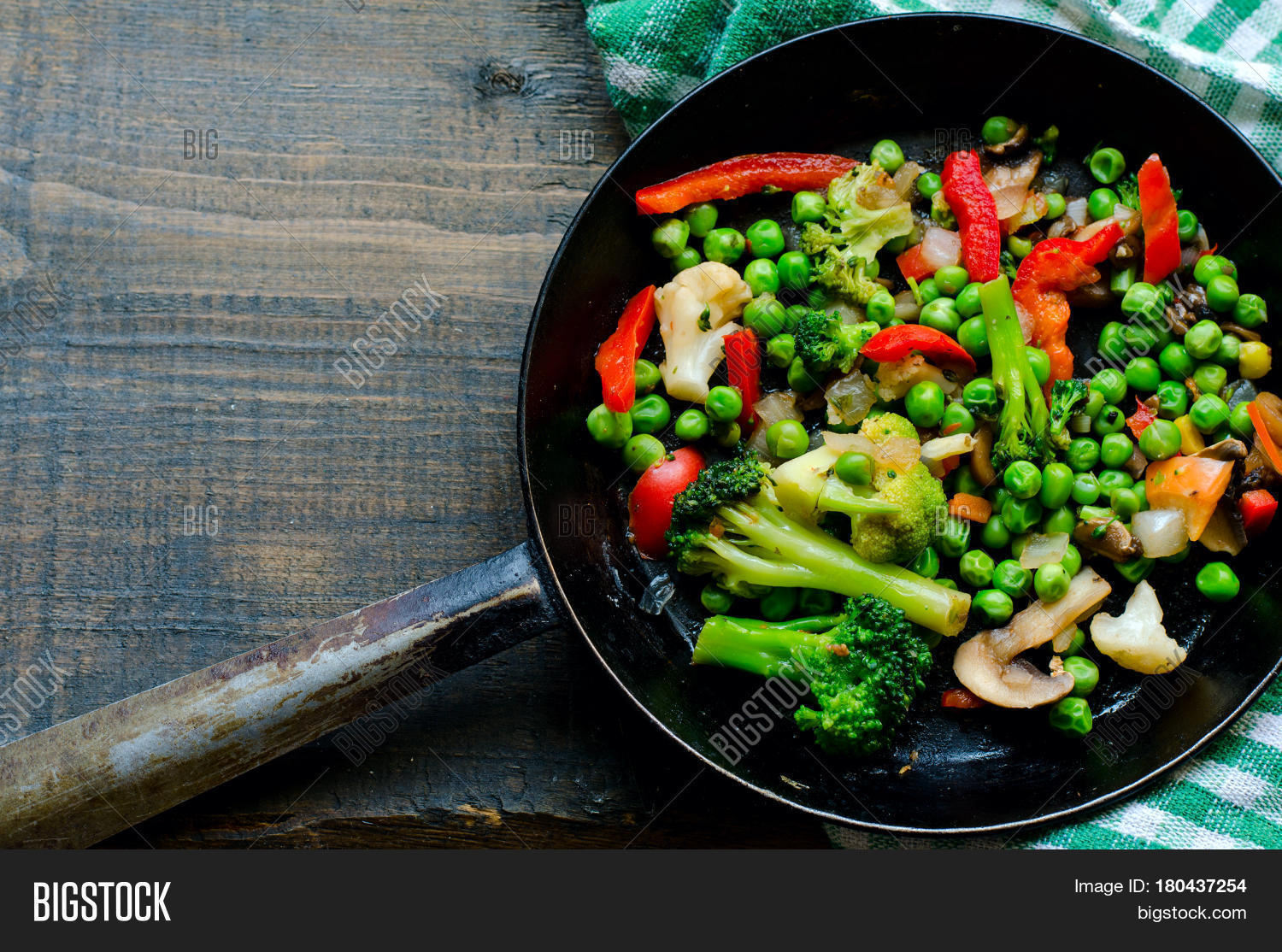 Рис с мексиканской смесью на сковороде. Рис с замороженными овощами на сковороде. Как вкусно приготовить из замороженных овощей. Блюдо из замороженных овощей на сковороде. Как тушить замороженные овощи на сковороде.