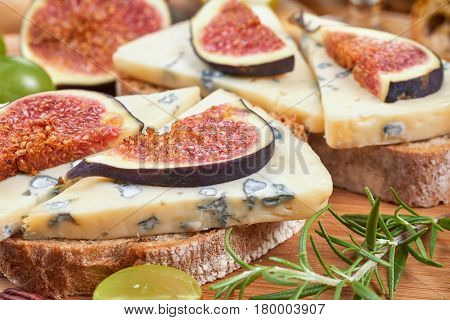 A bread with blue cheese and figs