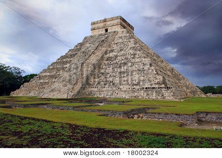 Chichen Itza el Castillo Kukulcan mayského chrámu zamračená obloha Mexiko Yucatán