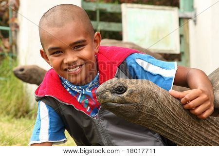 Menino sorridente com a tartaruga