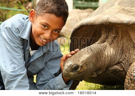 School jongen met reuzenschildpad