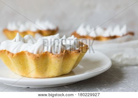 Lemon tartlets with brewed lemon cream and wet meringue
