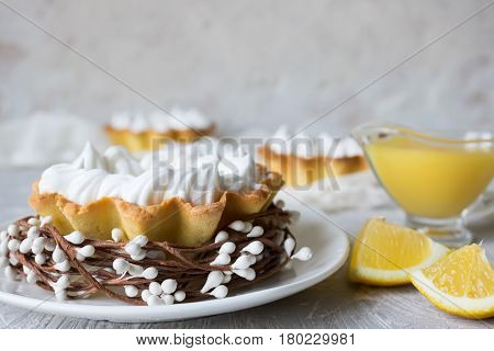 Lemon tartlets with brewed lemon cream and wet meringue