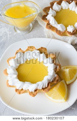 Lemon tartlets with brewed lemon cream and wet meringue