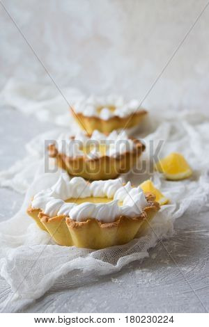 Lemon tartlets with brewed lemon cream and wet meringue